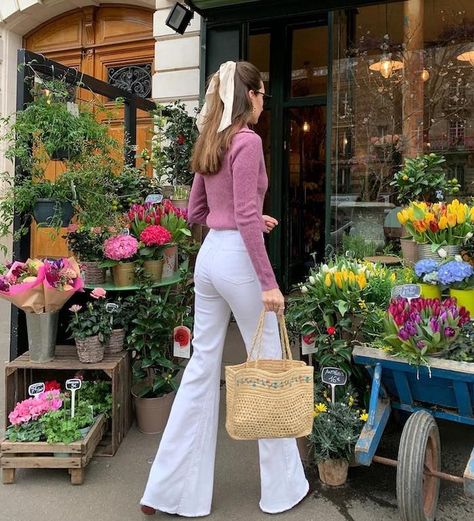 Fall Bell Bottoms Outfit, Marielle Haon, Flared Pants Outfit, Outfits 70s, 70s Inspired Fashion, Europe Outfits, Instagram Flowers, Paris Outfits, Mode Chic