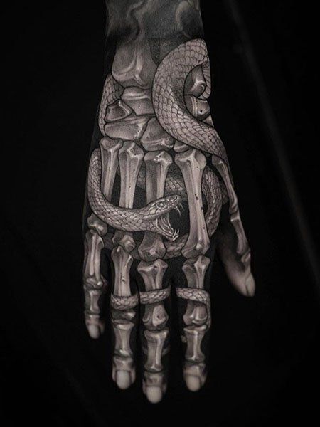 Dark Hand Tattoos For Men, Unique Hand Tattoos, Tattoo Main, Herren Hand Tattoos, Side Hand Tattoos, Full Hand Tattoo, Mandala Hand Tattoos, Skeleton Hand Tattoo, Skull Hand Tattoo