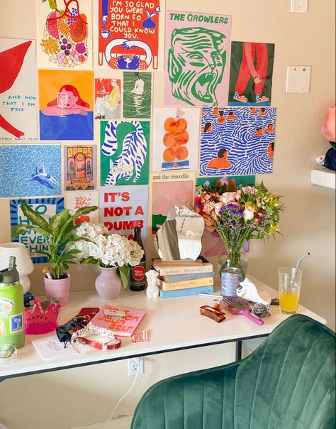 Desk Maximalist, Minimalist Colorful Bedroom, Uni Room Aesthetic, Maximalist Dorm Room, Dorm Desk Ideas, Student Room Decor, Colorful Room Aesthetic, Dorm Gallery Wall, Colorful Dorm Room