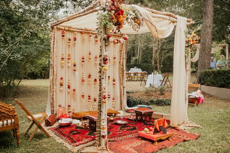 Modern Journal, Hindu Wedding Decorations, Mandap Design, Hindu Wedding Ceremony, Hindu Ceremony, Wedding Planning Decor, Mandap Decor, Desi Wedding Decor, Wedding Backdrop Decorations