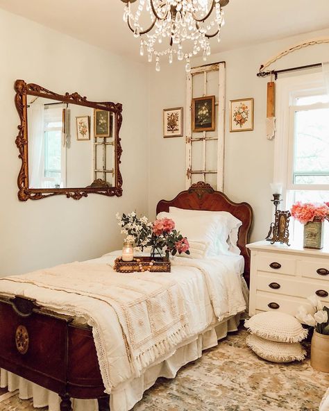 Bedroom Ideas Antique Vintage, Cozy Bedroom Diy Decor, White Room Pink Trim, Floral Country Bedroom, Small Antique Bedroom, Vintage Rooms Antique, Antique Floral Bedroom, Vintage Look Bedroom Ideas, Vintage Home Bedroom