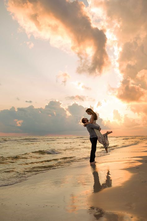 Photos Couple Plage, Engagement Photo Shoot Beach, Foto Pertunangan, Engagement Pictures Beach, Couples Beach Photography, Couple Beach Pictures, Couple Beach Photos, Beach Photo Session, Pre Wedding Photoshoot Outdoor