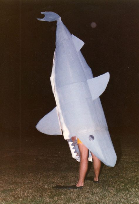 cardboard shark costume Cardboard Shark, Boxing Halloween Costume, Shark Costume, Kostuum Halloween, Cardboard Costume, Shark Costumes, Hallowen Ideas, Diy Kostüm, Fantasias Halloween