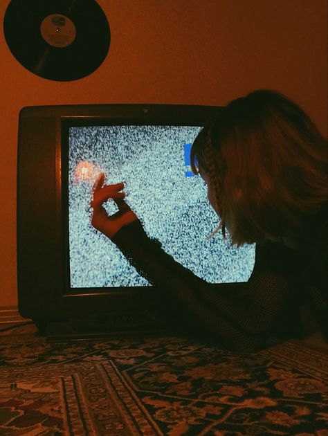 Pp Girl, Experimental Aesthetic, Robin Buckley, Things Aesthetic, Stranger Things Aesthetic, Cinematic Photography, Old Tv, Artistic Photography, Film Aesthetic