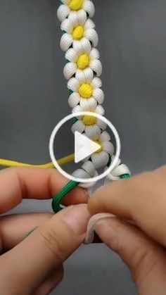 Daisy Chain Tutorial, Chain Tutorial, Hantverk Diy, Paracord Bracelet Patterns, Paracord Bracelet Diy, Ankle Bracelets Diy, Macrame Knots Pattern, Love Roses, Bracelets Handmade Diy