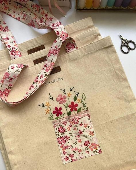 Desain Tote Bag, Handmade Fabric Bags, Tote Bag Canvas Design, Sac Diy, Diy Bag Designs, Diy Bags Patterns, Tote Bags Sewing, Pola Sulam, Embroidery Bags