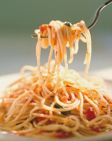 Perfect Spaghetti with Tomato Sauce - Martha Stewart Recipes Spaghetti With Tomato Sauce, Perfect Spaghetti, Dinner Suggestions, Fresh Tomato Pasta, Easy Tomato Sauce, Martha Stewart Recipes, Fresh Tomato Sauce, Cooking Equipment, Spaghetti Sauce