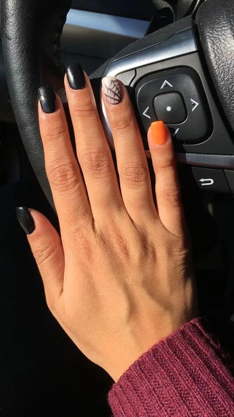 Halloween Nails Art Ideas, Halloween Short Gel Nail Designs, Spooky Halloween Gel Nails Short, Black Nails With Halloween Design, Black And White Halloween Nails Easy, Web Nails Halloween, Short Dip Powder Nails Halloween, October Nails Designs, Dip Halloween Nail Ideas