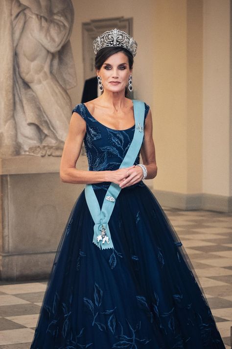Old Ball Gowns, State Banquet, Queen Of Spain, Royal Portraits, Queen Margrethe Ii, Royal Tiaras, Fashion Idol, Spanish Royal Family, Letizia Of Spain