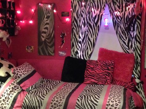 Hot pink and Zebra room ! Tumblr, Early 2000s Bedroom Aesthetic, Early 2000s Decor, Early 2000s Room Decor, Early 2000s Room Aesthetic, Emo Bedroom Ideas, Early 2000s Bedroom, Pink Zebra Rooms, Early 2000s Room