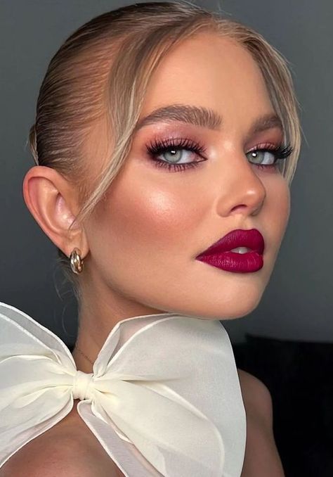 Wedding Makeup for Blue Eyes: Natural, Bold, and Glam Looks for Blonde, Brunette, and Red-Haired Brides Simple Holiday Makeup, Holiday Eye Makeup, Wedding Makeup For Blue Eyes, Holiday Eye, Fall Wedding Makeup, Bronze Eye Makeup, Rose Fushia, Holiday Makeup Looks, Makeup Shades