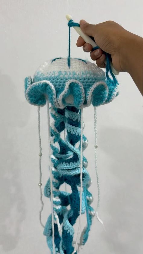 Crochet Jellyfish Wall Hanging, Crochet Jellyfish Room Decor, Giant Crochet Jellyfish Free Pattern, Hanging Jellyfish Crochet, Jellyfish Pattern Crochet, How To Crochet Jellyfish, Diy Hanging Jellyfish, Crochet Jellyfish Bag, How To Crochet A Jellyfish