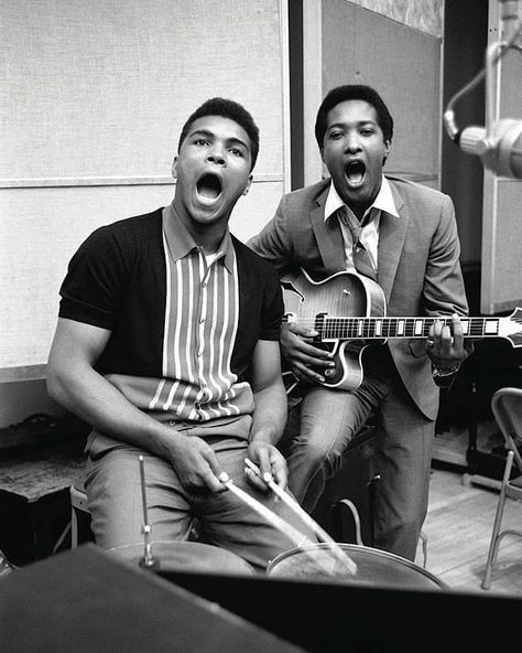 Malcolm X and Muhammad Ali on Instagram: “Ali and Sam Cooke recording the single "The Gang's All Here" at Columbia Record's 30th Street Studio in New York City on March 3, 1964. • •…” Cassius Clay, Mohamed Ali, Sam Cooke, Muhammed Ali, Photo Star, Mohammed Ali, Float Like A Butterfly, Aretha Franklin, Johnny Cash