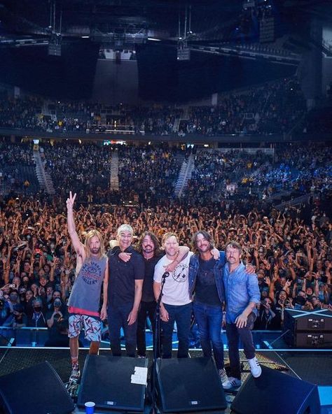 A Taylor Hawkins Fan Page on Instagram: "#Repost@ dannybones64 What a night ! Foo Fighters at Climate Pledge Arena in Seattle ! @foofighters @climatepledgearena ! . @taylorhawkinsofficial @transparentclinchgallery @natemendel @pat_smear_fanpage @shifty71 @theramilama @davestruestories . Taylor always rocking a great t-shirt ! #taylorhawkins #davegrohl #chrisshifflet #natemendel #patsmear #ramijaffee #foofighters #ff" Foo Fighters Concert, Nate Mendel, Pat Smear, Foo Fighters Dave Grohl, Foo Fighter, Foo Fighters Dave, Foo Fighters Nirvana, Taylor Hawkins, Family Look