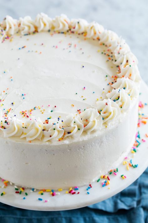 Simple Round Birthday Cake, White Cake Design, Birthday Cake Funfetti, Cake Funfetti, Best Birthday Cake Recipe, Round Birthday Cakes, Dessert Birthday, White Birthday Cakes, Frosting Recipes Easy