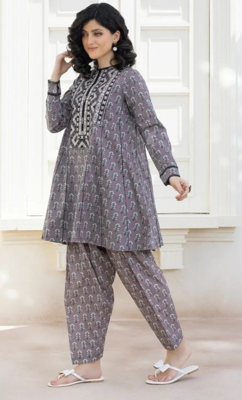 Pakistani Casual Frocks Designs, Desi Frock Style, Air Line Frock Pakistani, Frock Ideas For Women Pakistani, Short Frocks Pakistani Casual, Airline Frock Design Pakistani, Pakistani Short Frocks Design, Pakistani Frocks Casual Cotton, Loan Frock Design