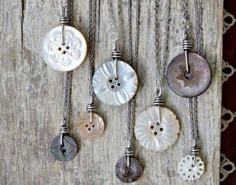 Button Crafts, Diy Jewelry Pendants, Diy Jewelry Making Tutorials, Diy Jewelry To Sell, Trendy Jewerly, Jewerly Making, Antique Buttons, Button Jewelry, How To Make Necklaces