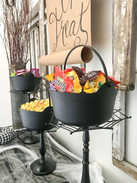 Bar Halloween Decor, Halloween Candy Ideas, Halloween Party Candy, Pumpkin Holders, Diy Halloween Candy, Halloween Dessert Table, Halloween Entryway, Spooky Candy, Halloween Candy Bar