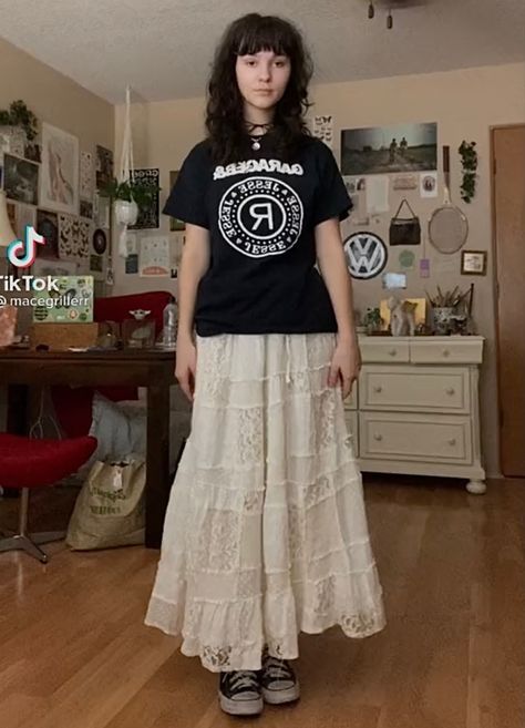 Long Jean Skirt Outfits Grunge, Long Lace Skirt Outfit Ideas, Maxi Skirt Graphic Tee Outfit, Long Skirt Outfits Grunge, White Long Skirt Outfit Ideas, Tenis Grunge, Gender Outfits, Fairygrunge Skirt, Long Flowy Skirt Outfit