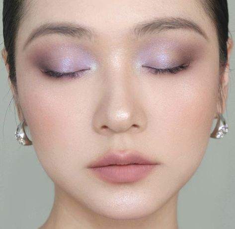 Muted Purple Eyeshadow, Natural Makeup Purple Eyeshadow, Purple Fairy Eye Makeup, Pale Purple Eyeshadow, Light Lavender Makeup, Muted Summer Makeup Looks, Purple Asian Makeup, Subtle Purple Eyeshadow, Brown Eyes Purple Eyeshadow