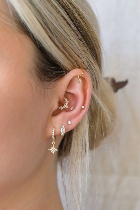 ear with lots of piercings with sparkly gold jewellery Gold Jwellary Design, Cute Cartilage Piercing, Gold Jwellary, Jwellary Design, Ear Inspiration, Conch Ear Piercing, Minimalist Ear Piercings, Ear Peircings, Cool Ear Piercings