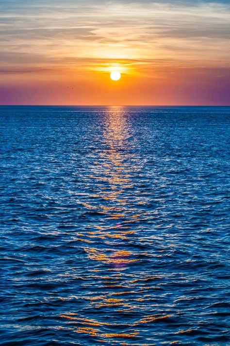 Sunset At Sea, Belle Nature, Sea Photography, Sunset Sea, Ocean Wallpaper, Beautiful Sunrise, Alam Yang Indah, Ocean Photography, Beautiful Sky