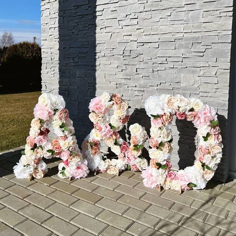 Wedding Flowers Arrangements, Letter Flowers, Summer Wedding Decor, Custom Wedding Hangers, Flower Bridal Shower, Wedding Decor Diy, Wedding Diys, Bridal Shower Decoration, Party Fotos