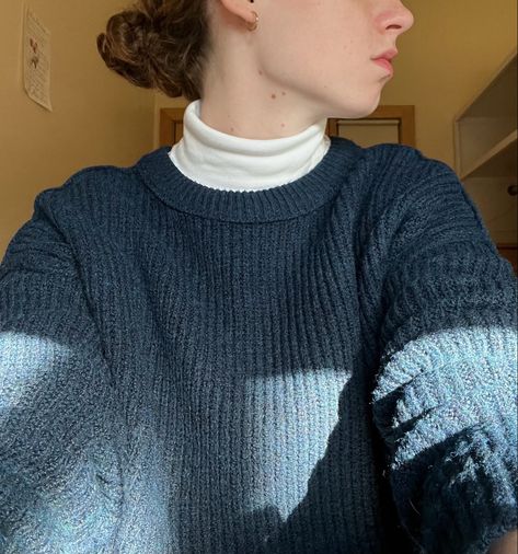 White Turtleneck Under Sweater, Turtle Neck And Graphic Tee Outfit, Blue Turtleneck Sweater Outfit, White Turtleneck Aesthetic, Turtleneck Earrings, Light Blue Turtleneck Outfit, Blue Turtle Neck Outfit, Cute Turtleneck Outfits, Turtleneck Layered Outfit