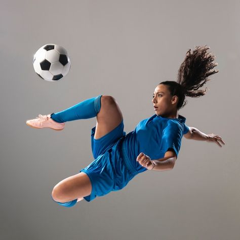 Fit football in sportswear doing tricks ... | Premium Photo #Freepik #photo #soccer-girl #fit-girl #fit-woman #sport-girl Soccer Poses, Football Reference, Football Poses, Sports Players, Woman Sport, Celebrating Women, Women Lifting, Football Girls, People Poses