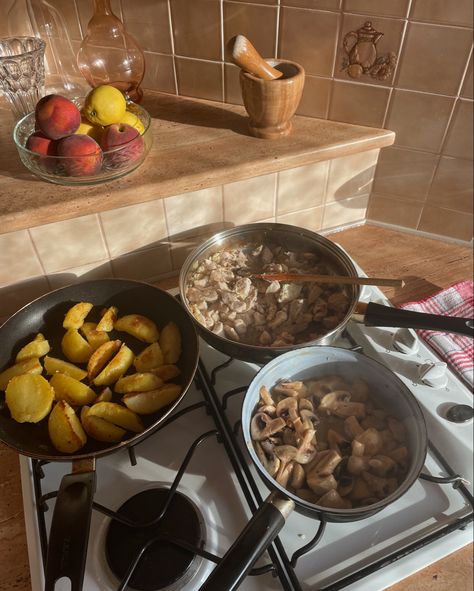 Vintage stove, aesthetic kitchen cooking, cute kitchen, food inspo Cooking Vintage Aesthetic, Comphet Aesthetic, Aesthetic Stove, Cooking Aesthetic Background, Cooking Aesthetic Girl, Home Cooking Aesthetic, Cooking Aesthetics, Cook Aesthetic, Cooking In Kitchen