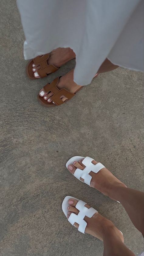 Oran Sandals Aesthetic, Hermes Oran Sandals White, Brown Oran Sandals Outfit, White Hermes Oran Sandals Outfit, Hermes White Sandals Outfit, Hermes Sandals Women, Oran Hermes Sandals, Hermes White Sandals, Cute Sandals Aesthetic