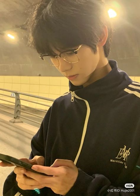 Asian Nerd Guy, Nerdy Asian Guy With Glasses, Korean Boy With Glasses, Nerdy Asian Guy, Asian Men Glasses, Japanese Boy Outfit, Nerdy Boy Outfits, Simon Boys, Guy On Phone