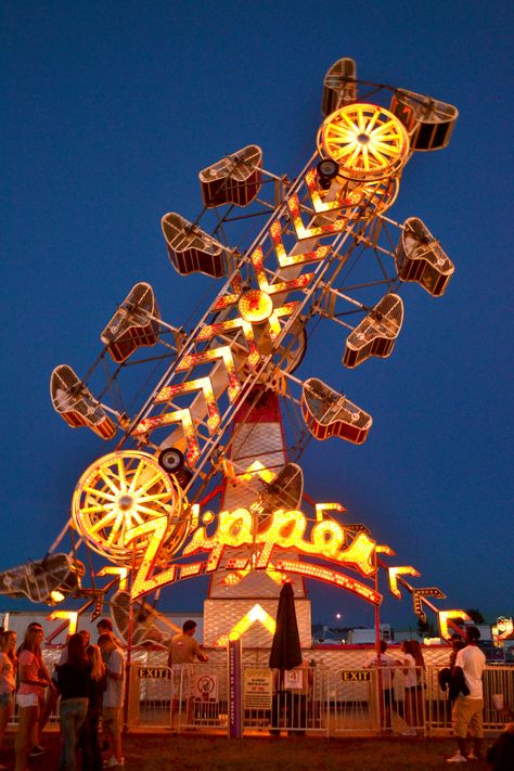 The Zipper-BEST FUN/SCARY RIDE EVER. Went on it 3 times tonight Zipper Ride, Carnival Lights, Fair Rides, Europa Park, Theme Parks Rides, Amusement Park Rides, Carnival Rides, Parc D'attraction, Photographie Inspo