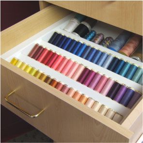 I think this is one of those inserts for organizing a spice drawer - great idea Sewing Studio Organization, Bobbin Storage, Sewing Room Inspiration, Sewing Room Storage, Sewing Spaces, Coin Couture, Thread Storage, Sewing Room Design, Spice Drawer