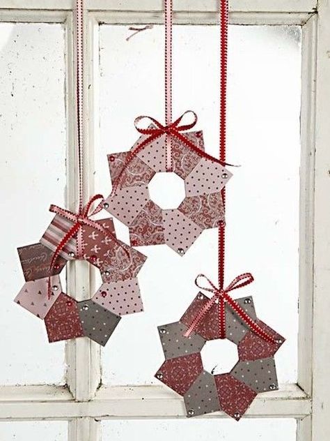 25 Easy Origami Christmas Ornaments Perfect For Your Tree Origami Wreath, Origami Christmas Ornament, Vika Papper, Origami Ornaments, Vintage Jeep, Paper Christmas Ornaments, Quilted Christmas Ornaments, Christmas Origami, Christmas Paper Crafts