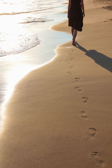 Beach Poses By Yourself Photo Ideas, Walk On The Beach, Antalya Turkey, Selfie Photography, Beach Photography Poses, Sea Photo, Beach Poses, Photography Camera, Beach Photoshoot