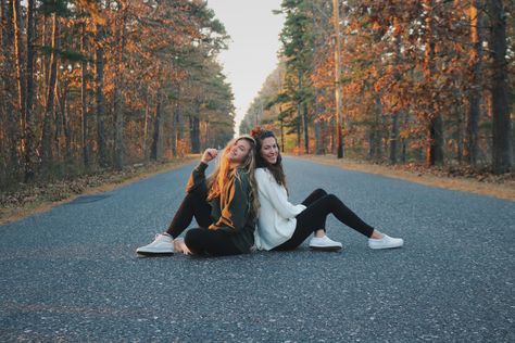 Best Friend Photoshoot Poses! Best Friends Photography Poses, Photo Shoot Ideas For Best Friends, Older Cousins Photo Shoot, Fun Best Friend Poses, Friend Photo Poses Picture Ideas, Fun Poses Photoshoot With Friends, Cute Fall Best Friend Pictures, Photo Shoot Ideas For Sisters, Fun Friendship Photoshoot Ideas