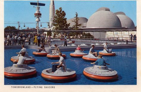 The Flying Saucer Ride in Disneyland, which opened in 1960. They were mini hovercrafts in which would be later transformed to the Magic Eye Theater. Los Angeles, Disneyland Tomorrowland, Disneyland History, Disneyland Attractions, Disneyland Rides, Foto 3d, Flying Saucers, Disneyland Photos, Disney Attractions