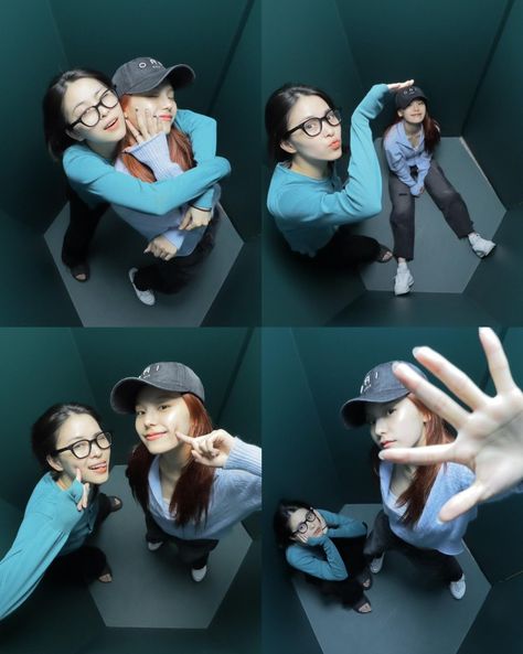 Photo Box Couple Pose, Photo Booth Poses Couple, Photobox Pose, Ryujin And Yeji, Sisters Photoshoot Poses, Studio Poses, Photobooth Pictures, Friend Pictures Poses, 사진 촬영 포즈