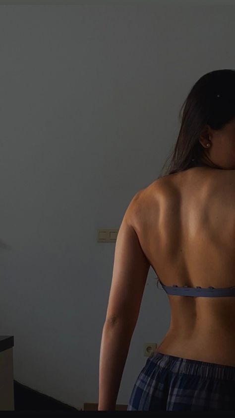 #gym #gymlife #gains #weightlifting #gymgirl #fitness #fitnessmotivation Back Gym Photo, Defined Back Women, Women Fitness Aesthetic, Back Gains Women, Body Inspirations Fitness, Toned Back Women, Body Gym Girl, Body Gym Goals, Chica Gym