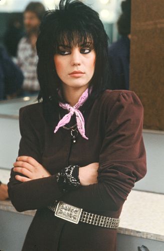 Joan Jett-OMG! I remember wearing bandanas like that in 5th grade (1982-83.) I also recall getting my ass kicked by the popular bitches who thought I shouldn't be tryin to copy them. Whatever! Garage Punk, The Runaways, Mode Rock, Lita Ford, Women Of Rock, Estilo Rock, Rock Punk, Edgy Hair, Joan Jett