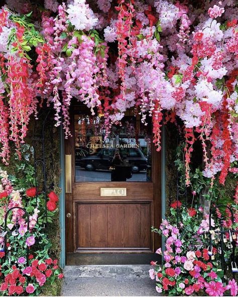 The Ivy Chelsea Garden | Photo via @meanderingmacaron Ivy Chelsea Garden, The Ivy Chelsea, Chelsea Garden, Valentine's Day Ideas, The Ivy, Boutique Interior, Garden Photos, Beauty Photos, Flower Aesthetic