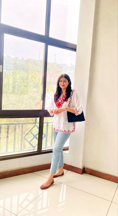 Kurtis On Jeans For Women, Casual Outfits For Indian Women, White Short Kurti Outfit, Short Kurta Outfit, Kurti Looks For College, Short Kurti On Jeans, White Kurti Designs With Jeans, Short White Kurti, White Chikankari Kurta With Jeans