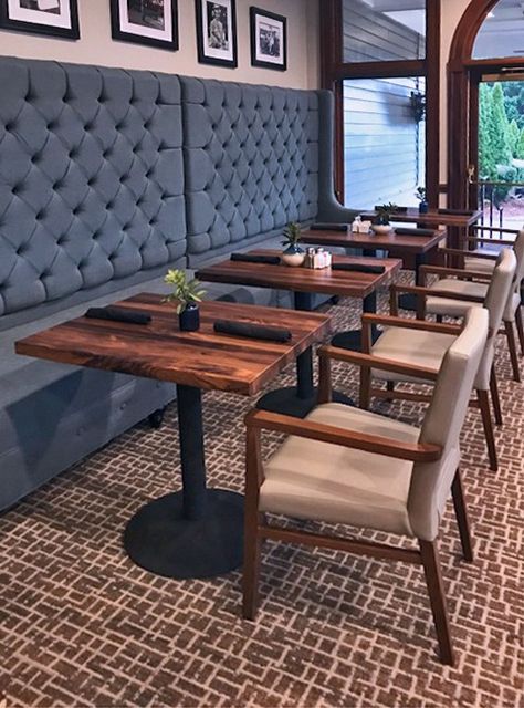 Golf Restaurant, Restaurant Counter Design, Kitchen Ceiling Ideas, Rustic Restaurant Interior, Restaurant Chairs Design, Restaurant Table Design, Golf Bar, Communal Dining, Restaurant Furniture Design