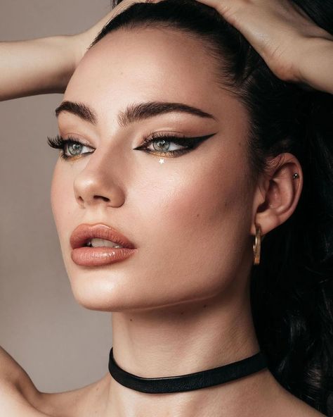 @benkobeauty - 18 Makeup Artists to Follow on Instagram   #blackeyeliner #professionalmakeup #brunette #greeneyesmakeup Vintage Prom Makeup, Makeup For Black Dress, Gala Makeup, Black Dress Makeup, Editorial Make-up, Kuas Makeup, Elegantes Makeup, Dress Hoco, Flot Makeup