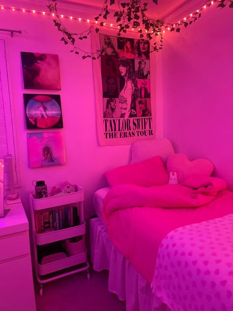 Room Ideas Taylor Swift Aesthetic, 2013 Room Aesthetic, Taylor Swift Room Theme, Taylor Swift Themed Bedroom Ideas, Taylor Swift Themed Room Decor, Taylor Swift Girls Room, Taylor Swift Decor Diy, Swiftie Bedroom Ideas, Taylor Swift Room Inspiration