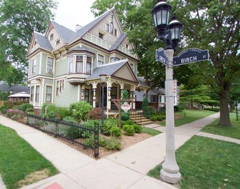 Side Gardens, Small Victorian Homes, Victorian Houses For Sale, 1920 Home, Old Victorian Homes, Lead Glass, Crown Moldings, Side Yards, Corner Window