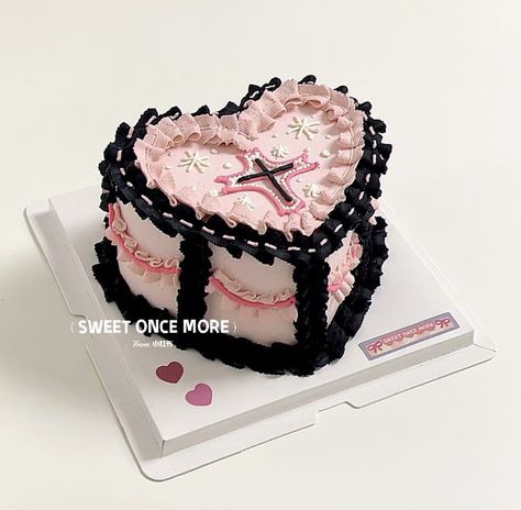 Black Pink Cake, Aesthetic Cross, Vintage Birthday Cakes, Pink Birthday Cakes, 18th Birthday Cake, Cute Baking, Caking It Up, Pretty Birthday Cakes, Cute Birthday Cakes