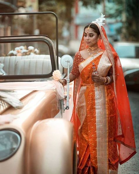 10 Bengali Brides Who Stole Our Hearts! | WedMeGood Bengali Bridal Saree, Bengali Bridal Look, Bridal Saree Designs, Red And White Saree, Green Blouse Designs, Bengali Saree, Indian Bride Makeup, Bengali Bridal Makeup, Wedding Canvas