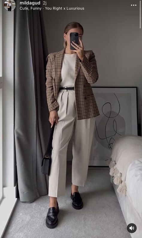 Comment Créer Un Dressing Minimaliste ? Mes Conseils Trendy Business Casual Outfits, Smart Casual Women, Business Casual Outfits For Work, Collection Ideas, Corporate Outfits, Business Casual Outfits For Women, Look Blazer, Free Fashion, Smart Outfit